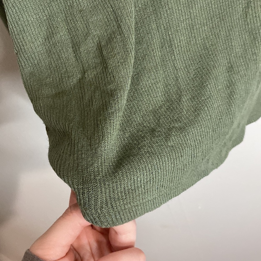 🎱Olive green ribbed flowy long sleeved top! - Picture 3 of 7
